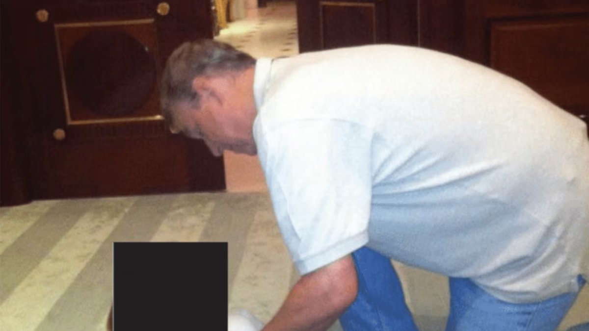 Fotografie, které zachycují Andrewa ve velmi kontroverzních pózách