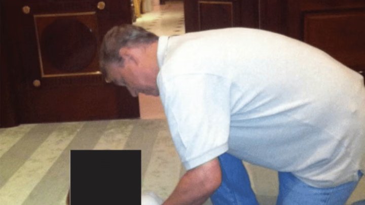 Fotografie, které zachycují Andrewa ve velmi kontroverzních pózách