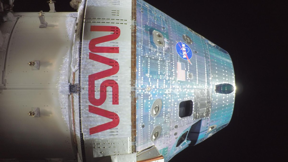 Posádka lodi Artemis II poslala na Zemi první snímky z vesmíru