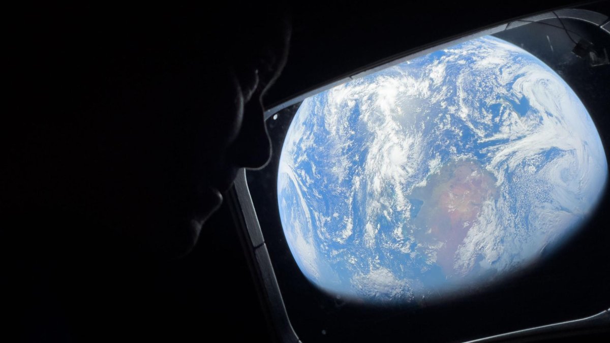 Posádka lodi Artemis II poslala na Zemi první snímky z vesmíru