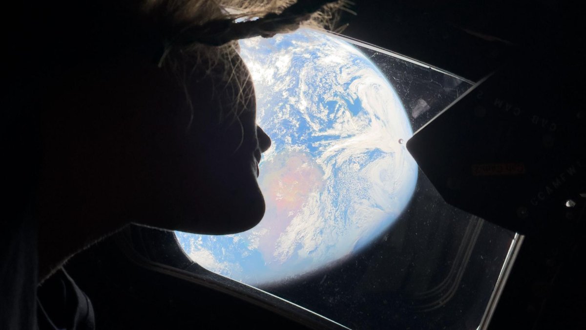 Posádka lodi Artemis II poslala na Zemi první snímky z vesmíru