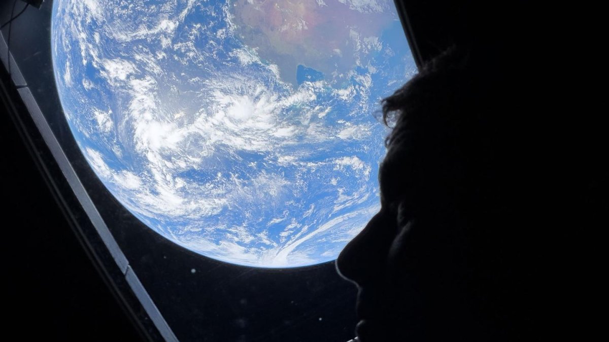 Posádka lodi Artemis II poslala na Zemi první snímky z vesmíru