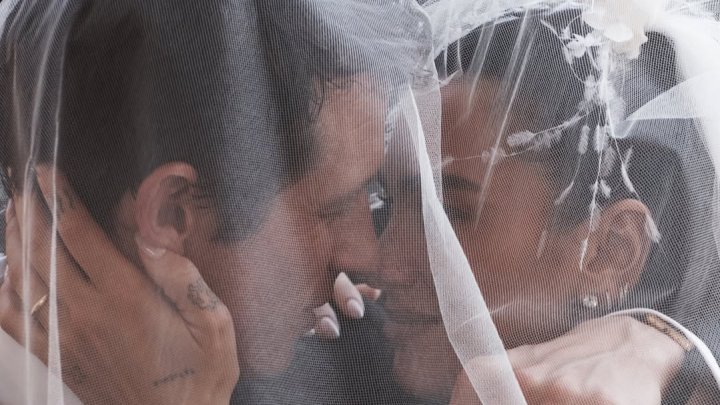 Dua Lipa zveřejnila fotky ze svatby